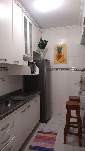 Geladeira, micro-ondas, fogão, cooktop