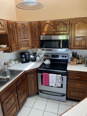 Microwave, oven, dishwasher, coffee/tea maker