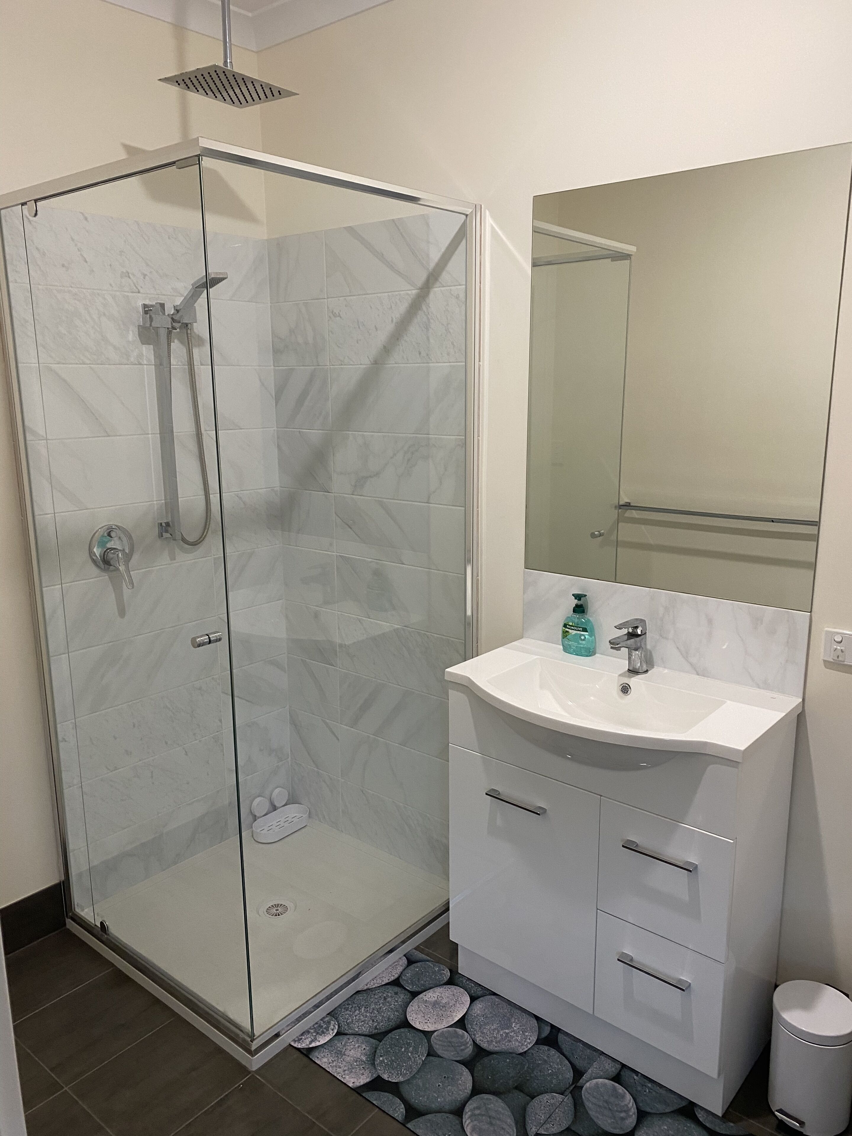 Douche, serviettes fournies, savon, papier toilette