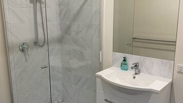 Douche, serviettes fournies, savon, papier toilette