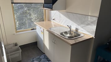 Refrigerador, microondas, tetera eléctrica y tostadora
