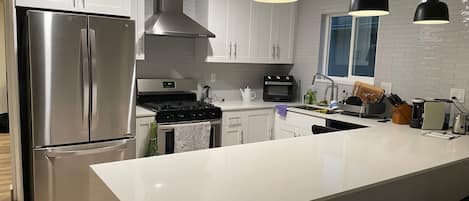 Réfrigérateur, four à micro-ondes, un four, surface de cuisson