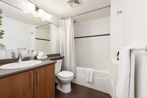 シャワー付き浴槽、ヘアドライヤー、タオル、石鹸