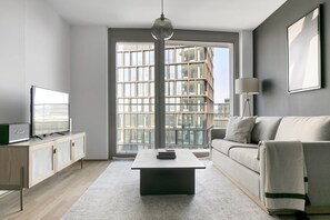 TV, stereo - Chic Wieden 1BR w/ Balcony, Gym, Elevator, walk to U-Bahn, by Blueground (Vienna)