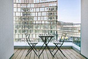 Outdoor dining - Chic Wieden 1BR w/ Balcony, Gym, Elevator, walk to U-Bahn, by Blueground (Vienna)