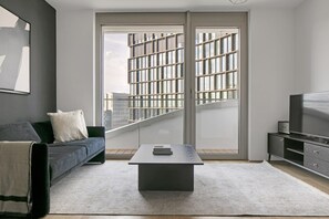 TV, stereo - Modern Wieden 1BR w/ Balcony, Gym, Elevator, walk to U-Bahn, by Blueground (Vienna)