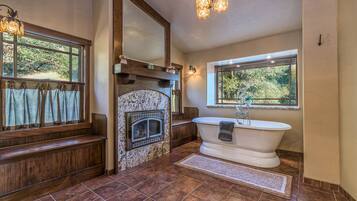 Combined shower/tub, bidet, towels, soap
