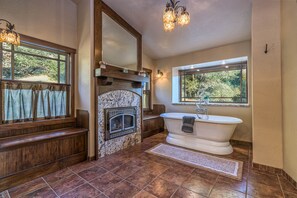 Combined shower/tub, bidet, towels, soap
