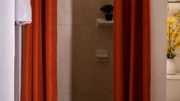 Combined shower/bathtub, hair dryer, towels, soap