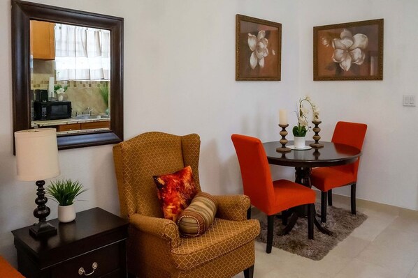 Dining - 
5 min drive to Junkanoo Beach, Arawak Cay, Ardastra Garden & Zoo & Attractions (Nassau)