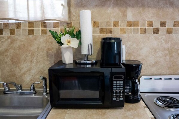 Refrigerador, microondas, horno y parrilla de estufa 