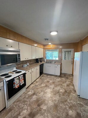 Fridge, microwave, oven, stovetop - Cozy Home Across From Holt Arena and ISU Campus! (Pocatello)
