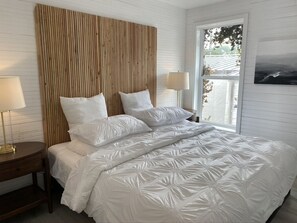 4 bedrooms, desk, iron/ironing board, travel crib