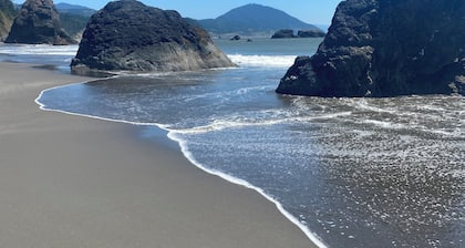 Battle Rock Beach House - Port Orford Renovated 4 Bedroom one level living