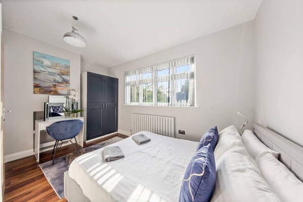3 bedrooms, iron/ironing board, WiFi, bed sheets