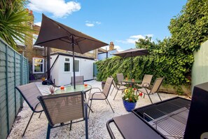 Outdoor dining - Home away from home with an indoor fireplace! (London)