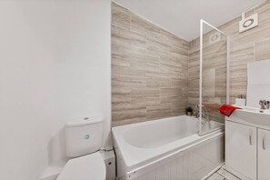 Ensemble douche/baignoire, serviettes fournies