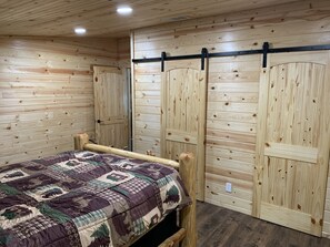 4 bedrooms, desk, iron/ironing board, free WiFi - Cabin on the Lake (Azle)