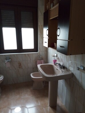 Bathtub, hair dryer, bidet, towels - Mar y Naturaleza (O Pindo)