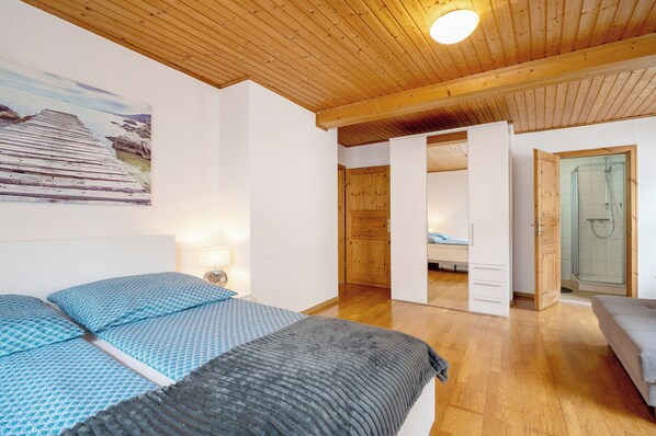 4 bedrooms, free WiFi, bed sheets - Moselle Holiday Home "Würzgarten" with Wi-Fi (Ürzig)