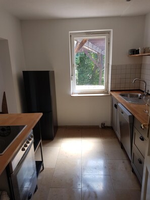 Refrigerador, horno, parrilla de estufa y lavavajillas