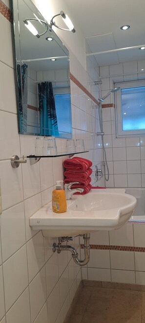 Bathtub, free toiletries, hair dryer, towels - Vacation Home "Hof Chirphendorf" with Wi-Fi, Garden & Terrace (Steinheim)