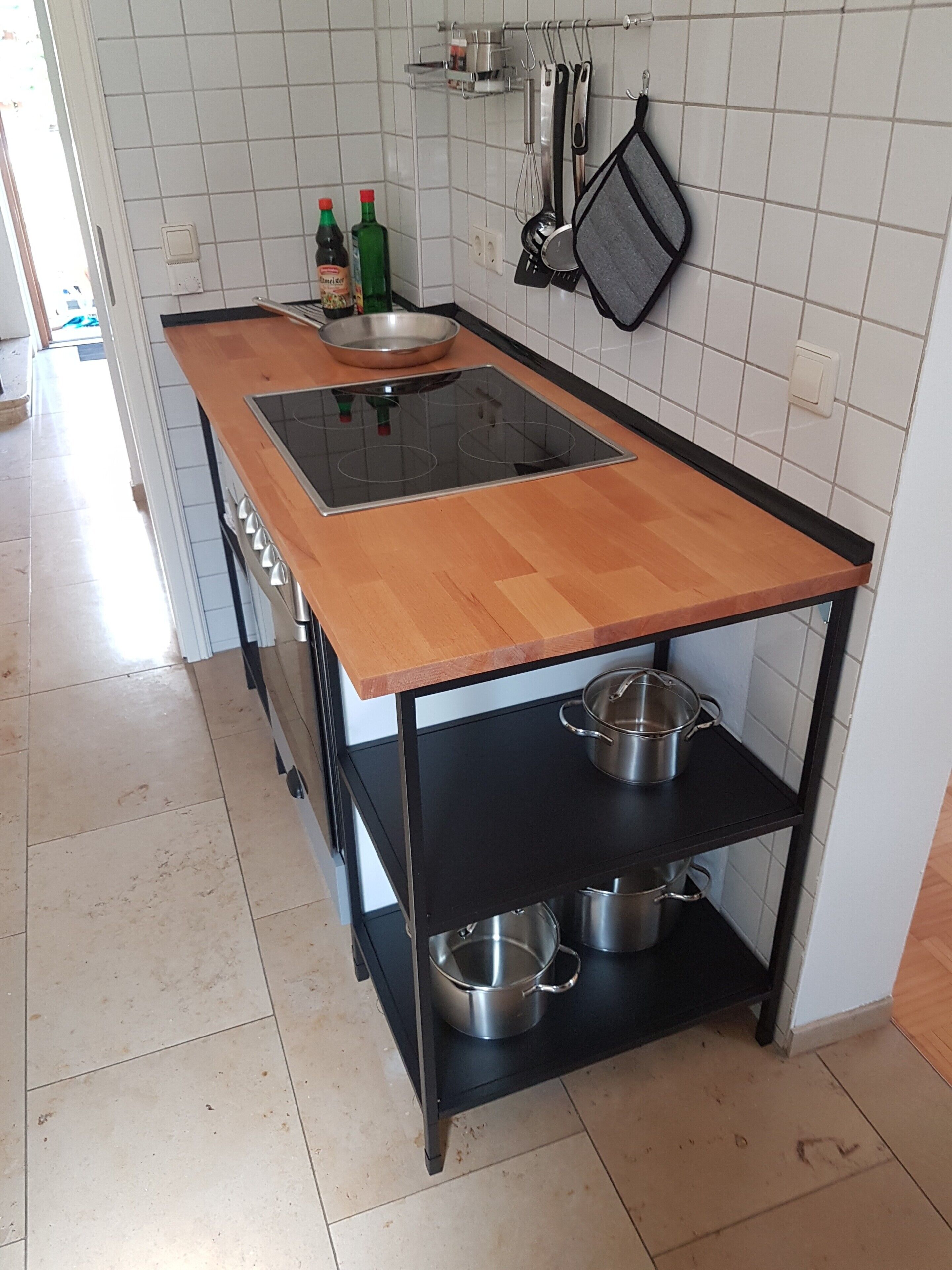 Réfrigérateur, un four, surface de cuisson, lave-vaisselle