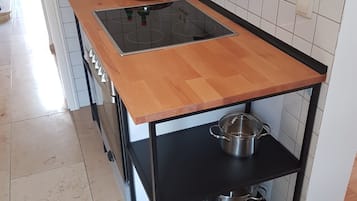 Réfrigérateur, un four, surface de cuisson, lave-vaisselle