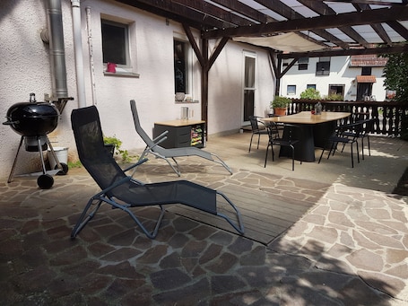 Outdoor dining. Vacation Home "Hof Chirphendorf" with Wi-Fi, Garden & Terrace