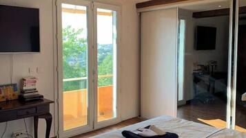 3 slaapkamers, een strijkplank/strijkijzer, gratis wifi, beddengoed