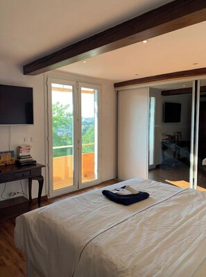 3 chambres, fer et planche à repasser, Wi-Fi gratuit, draps fournis