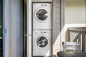 Property grounds - Charming Foster City 1BR w/ Gym, Pool, W/D, near highways, by Blueground (Foster City)