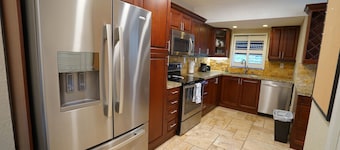 Villa Bella -Familly-Home w/ Heated  Pool, near to the Beach