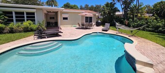 Villa Bella -Familly-Home w/ Heated  Pool, near to the Beach