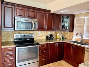 Fridge, microwave, oven, stovetop - Villa Bella -Familly-Home w/ Heated Pool, near to the Beach (Fort Lauderdale)