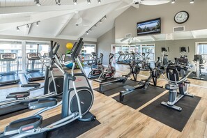 Fitness facility - Sleek Foster City 1BR w/ Gym, Pool, W/D, near highways, by Blueground (North Bay)