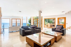 Fernseher, Kamin, Videospiele, DVD-Player