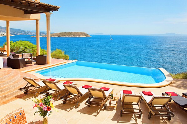 Pool - On the sea front with a pool and jacuzzi — Casa Juan Carlos (Cala Vinyes, Calvià)