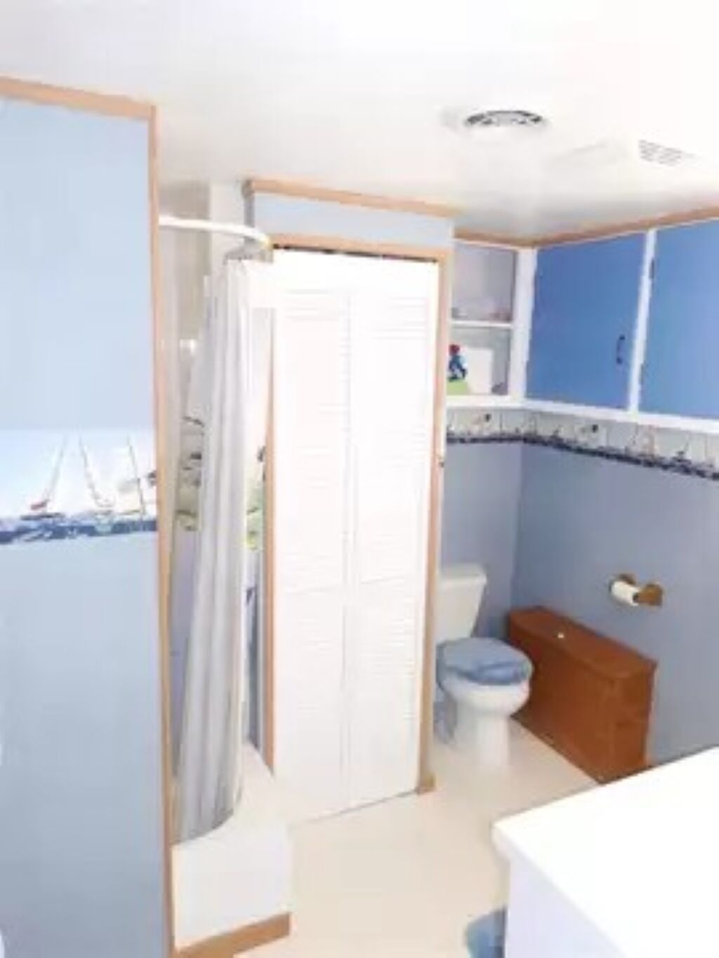 Combined shower/bathtub, hair dryer, towels, soap