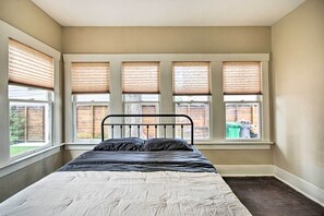 1 bedroom, desk, internet, bed sheets