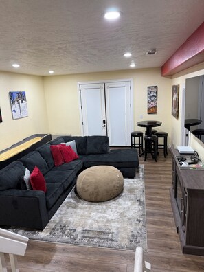 Smart TV, chimenea, videojuegos y tenis de mesa 