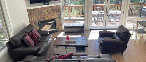 Smart-TV, Kamin, Videospiele, Tischtennisplatte