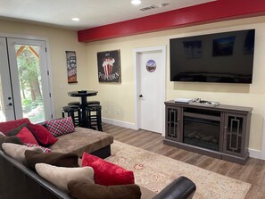 Smart TV, chimenea, videojuegos y tenis de mesa 