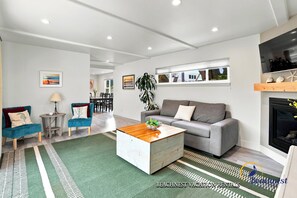Smart TV, chimenea y oficina 