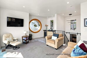 Smart TV, chimenea y oficina 