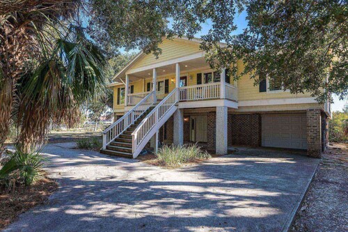 "Fripp Family Creek House": Private Dock, Deck, Screened Porch, Near Beach & Island Amenities!