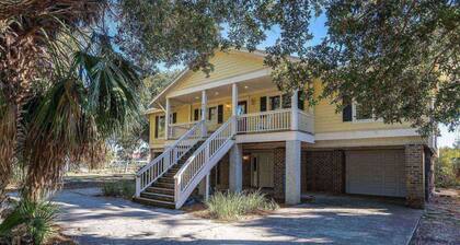 "Fripp Family Creek House": Private Dock, Deck, Screened Porch, Near Beach & Island Amenities!
