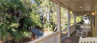"Fripp Family Creek House": Private Dock, Deck, Screened Porch, Near Beach & Island Amenities!