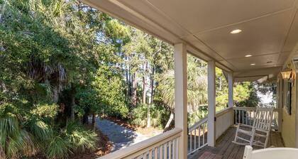 "Fripp Family Creek House": Private Dock, Deck, Screened Porch, Near Beach & Island Amenities!