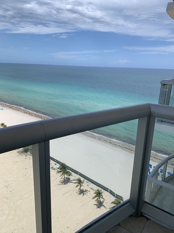 Property grounds - Miami, Marenas resort, 1-bedroom, balcony, oceanview, full kitchen, washer-dryer (Sunny Isles Beach)